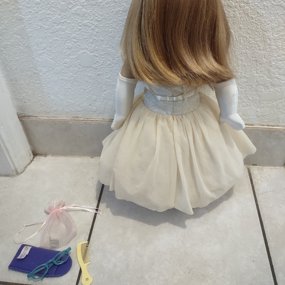 American Girl Doll Girl of the Year 2008 Mia St. Clair, Gala dress & accessories